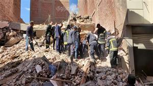 "أمال خرجت حية".. فيديو لحظة إنقاذ "سيدة الهاتف" من أسفل أنقاض عقار أسيوط المنهار