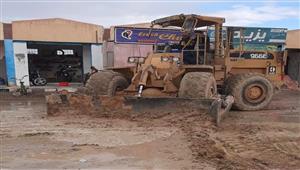 صور.. إزالة آثار مياه الأمطار في شوارع طور سيناء