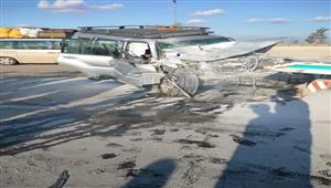 إصابة 10 أشخاص في تصادم سيارتين بالطريق الصحراوي