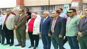 صور.. محافظ بورسعيد يشارك التلاميذ تحية العلم في المدارس