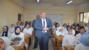 حصة توعية.. جولة محافظ بني سويف داخل المدارس مع بداية العام الجديد - صور 