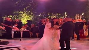 على أنغام "أحلى حكاية".. تامر عاشور في رقصة رومانسية من حفل زفافه