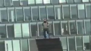 رجل يهدد بتفجير نفسه وسط العاصمة البولندية (فيديو)