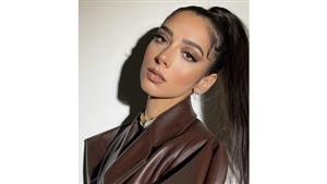 داليا شوقي بفستان أسود على السجادة الرملية في مهرجان الجونة السينمائي 