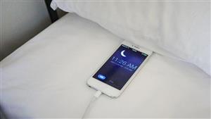 كلكم ترتكبون هذا الخطأ.. أضرار شحن الهاتف أثناء النوم