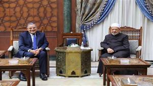 على هامش زيارته لمركز الفتوى.. شيخ الأزهر يلتقي رئيس جامعة كفرالشيخ