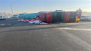 أصيب قائدها.. انقلاب سيارة نقل بمقطورة أعلى دائري الهرم