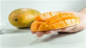 ماذا يحدث لجسمك عند تناول ثمرة من المانجو على الريق؟
