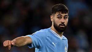 "لا أعلم كيف يفعلها".. جفارديول يتحدث عن مواجهة هالاند العام الماضي