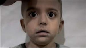 فقد والديه وتعرض لمشاهد يصعب تحملها.. أول تعليق من طفل غزة "المرتجف"