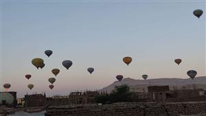 56 رحلة بالون طائر تزين سماء الأقصر