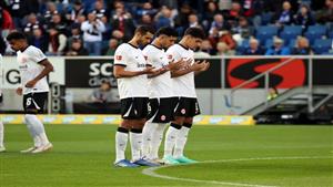 أثناء الدقيقة حداد.. ثلاثي عربي في فرانكفورت الألماني يدعون لفلسطين (صورة)