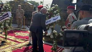 محافظ السويس يضع أكليل الزهور على النصب التذكاري للشهداء في ذكرى انتصار المقاومة الشعبية 