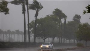 علقت وسط عاصفة.. امرأة توثق لحظات الرعب داخل سياراتها