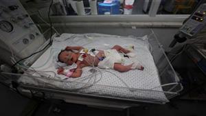 من رحم المعاناة.. ولادة طفلة بعد استشهاد والدتها في قصف إسرائيلي