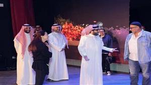 تركي آل الشيخ يزور أبطال مسرحية "زواج اصطناعي" في البروفات (صور)