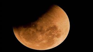 يحدث اليوم.. تفاصيل أول خسوف جزئي للقمر في 2024