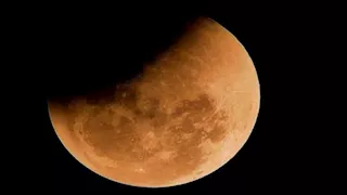 خسوف جزئي للقمر فجر الجمعة.. الأزهر يوضح حكم صلاة الخسوف وكيفية أدائها