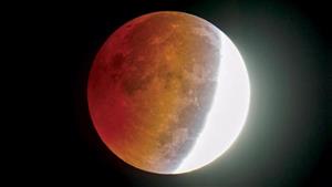 بالفيديو| خبير فلك: خسوف القمر يؤكد صحة رؤية رمضان وهذا أول أيام عيد الفطر