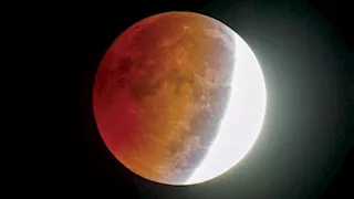 القمر في ظل الأرض.. خسوف جزئي يزين سماء مصر في هذا الموعد