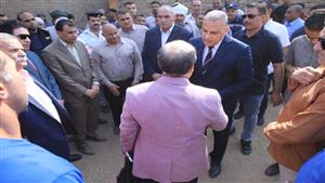 أول تحرك رسمي بشأن المنزل المنكوب.. محافظ سوهاج ومدير الأمن في موقع الانهيار - صور