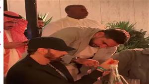 أمير خان يهدي Eminem "ساعة" ثمينة في حفل بالرياض (فيديو)