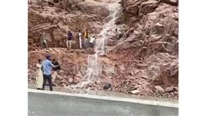 أمطار وسيول تقطع الطريق بمنطقة مدسوس في دهب (صور) 