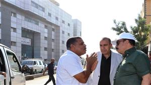 بالصور- محافظ أسوان يتفقد تطوير محيط مركز مجدى يعقوب والمستشفى الجامعي