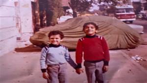 صورة نادرة بمرحلة الطفولة تجمع بين أمير كرارة وشقيقه  