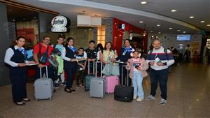 بالأعلام وتقديم الشيكولاتة.. مصر للطيران تحتفل بذكرى نصر أكتوبر بمطار القاهرة 