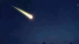 "كرة نارية خضراء أضاءت السماء".. شاهد لحظة انفجار نيزك (فيديو)