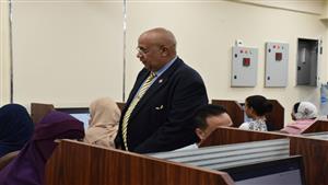 رئيس جامعة الأقصر يتفقد امتحانات شهادة أساسيات التحول الرقمي