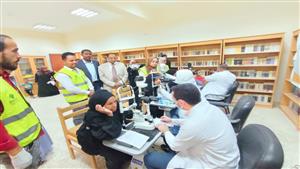 صور.. قافلة طبية لأمراض العيون في الرديسية بأسوان