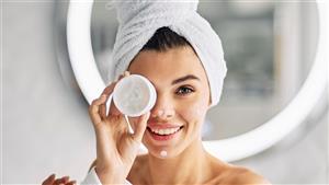 طريقة مثالية لتنظيف البشرة من المكياج والحفاظ على صحتها