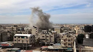 شهداء ومصابون في قصف إسرائيلي استهدف خيام النازحين بقطاع غزة