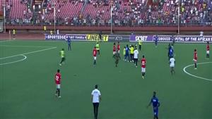 الجماهير تقتحم ملعب مصر وسيراليون لاحتضان صلاح وزملائه يقومون بحمايته.. فيديو