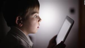 تقرير فرنسي خطير: يجب منع الأطفال من استعمال الهواتف قبل هذه السن