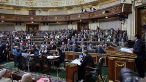 تأثير خطير على العملة المحلية.. طلب إحاطة يحذر من التوسع في ظاهرة "الدولرة"