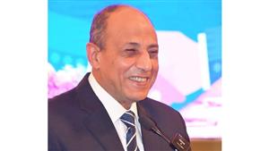 وزير الطيران يهنئ العاملين بالعام الجديد ويطالبهم بعدم الانسياق للشائعات