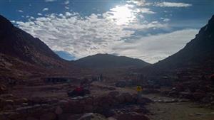 الصعود لقمة جبل موسى.. أجواء شتوية رائعة تجذب السائحين في سانت كاترين- صور