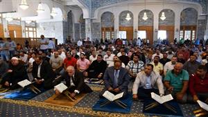 محافظ جنوب سيناء يشارك في مقرأة مع المصلين بمسجد السلام بشرم الشيخ - صور 