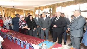 فيديو وصور.. وزير العمل يتفقد معرض الحرف اليدوية في بني سويف 