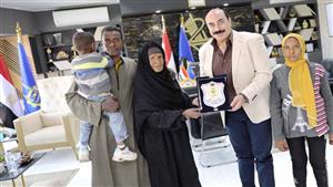 الحاجة "ست أخوات".. قصة كفاح عمرها 78 سنة في أرض الشمس والذهب