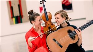 ثنائى سونوما يجمع الشقيقتين ميرا وسارة على المسرح الصغير