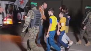 بالفيديو.. لحظة تسليم القسام الدفعة الرابعة من الأسرى الإسرائيليين للصليب الأحمر بغزة