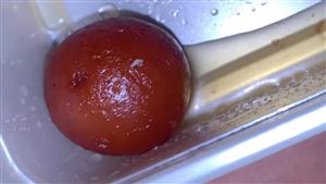 فيديو صادم.. لن تتوقع ما وجده رجل داخل علبة من الحلوى