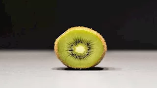 مفاجأة.. هذا ما يحدث لجسمك عند تناول الكيوي 