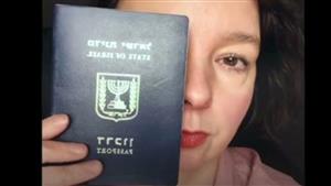 "عرفت تاريخها الحقيقي".. صانعة أفلام تتخلى عن جنسيتها الإسرائيلية (فيديو)