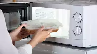 لهذا السبب لا تظهر فقاعات عند غلي الماء في الميكروويف