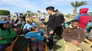 صور.. ضباط الشرطة يحتفلون باليوم العالمي لذوي الهمم مع طلاب المدارس الفكرية في جنوب سيناء